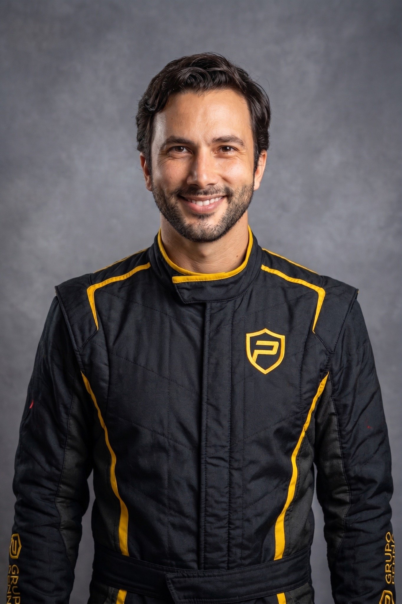 Retrato conceitual de Guilherme Penna com macacão de competição